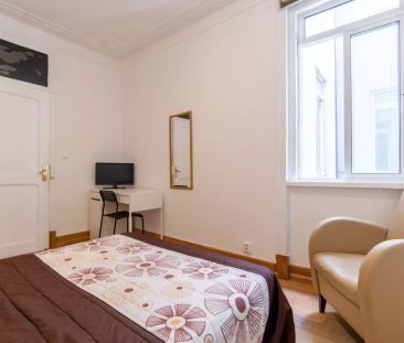 Furnished room for rent in 6-bedroom apartment in Arroios - Photo 5