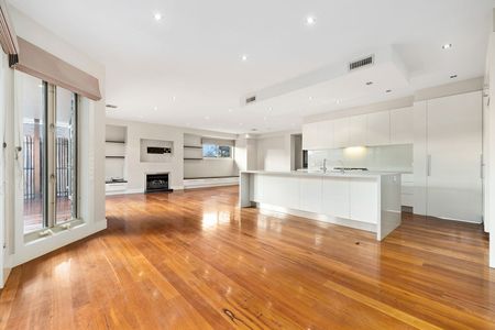 4 Bedroom Family Home with All Year Al-fresco Area! - Photo 4