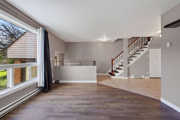 For Lease - 29 Woodvale Green Drive Unit# B, South of Baseline to Knoxdale, Ontario - Photo 1