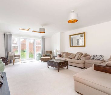 A detached, five bedroom, family home - Photo 2