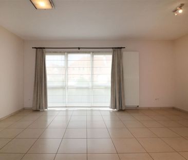 Gunstig gelegen, gelijkvloers appartement met 2 slpk. en terras - Photo 1