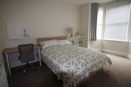 5 Bed Detached House, Rolleston Drive, NG7 - Photo 2