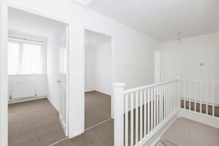 Room in a Shared House, Cowbridge Lane, IG11 - Photo 3