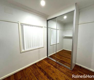 CHARMING THREE BEDROOM HOME IN MACQUARIE FIELDS! CLOSE TO STATION! - Photo 2