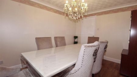 5 Bedroom House - Detached To Let - Photo 2