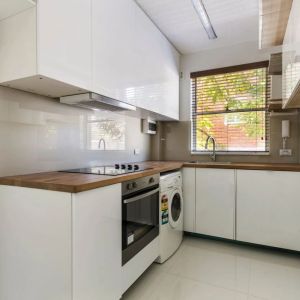 Spacious and Modern Apartment in a Convenient Lane Cove Location - Photo 2