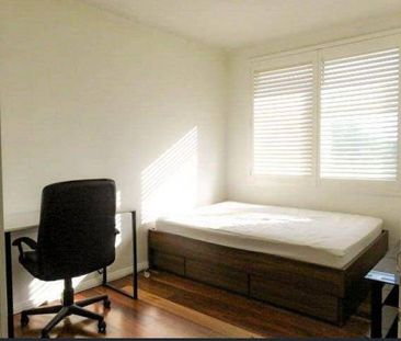 Large Light Filled Unit - 10 min walk to Chatswood Station - Photo 3