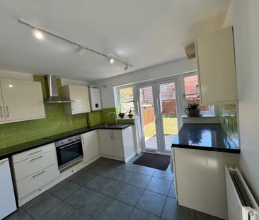 2 bed end of terrace house to rent in The Common, High Wycombe, HP14 - Photo 4