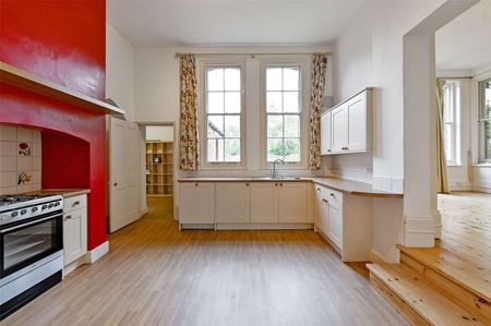 A spacious three bedroom apartment - Photo 3