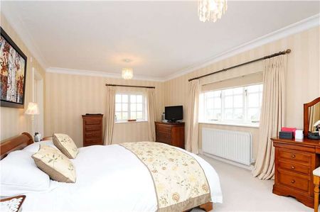 Substantial family house occupying a commanding position in Frant village. - Photo 3