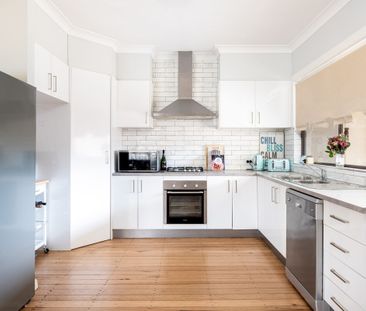 Three Bedroom Family Home! - Photo 4