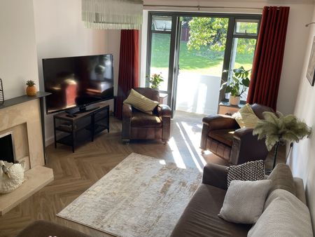 3 Bed Flat, Furze Hill, BN3 - Photo 2