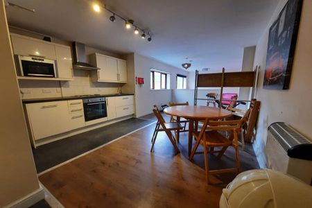 4 bedroom flat to rent - Photo 2