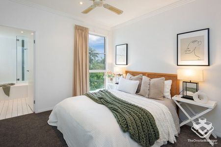 Resort-Style Waterfront Sub-Penthouse in The Reserve, Varsity Lakes - Photo 5