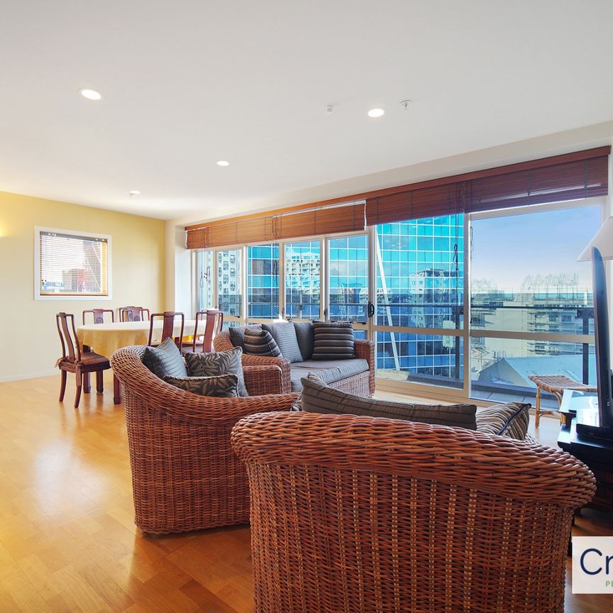 Spacious 3 bedroom 2 Bathroom apartment with amazing views and carpark . - Photo 1