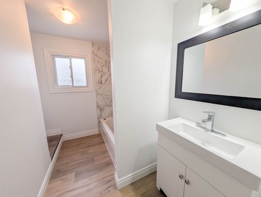 Cozy 5 Bedroom Townhouse in Thorold! - Photo 1