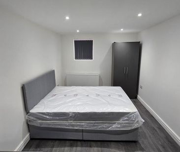 4 bedroom semi-detached house to rent - Photo 5