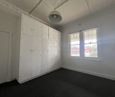 Charming Character Home – 3 Bedrooms, Separate Living, 2 Carparks - Photo 6