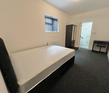 1 bedroom in a house share to rent - Photo 2