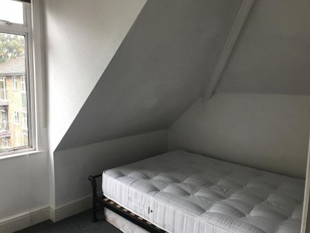 1 bedroom in a house share to rent - Photo 3
