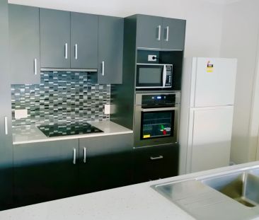 Private room with own bathroom - Photo 6