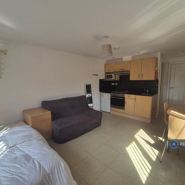 Studio to rent - Photo 1