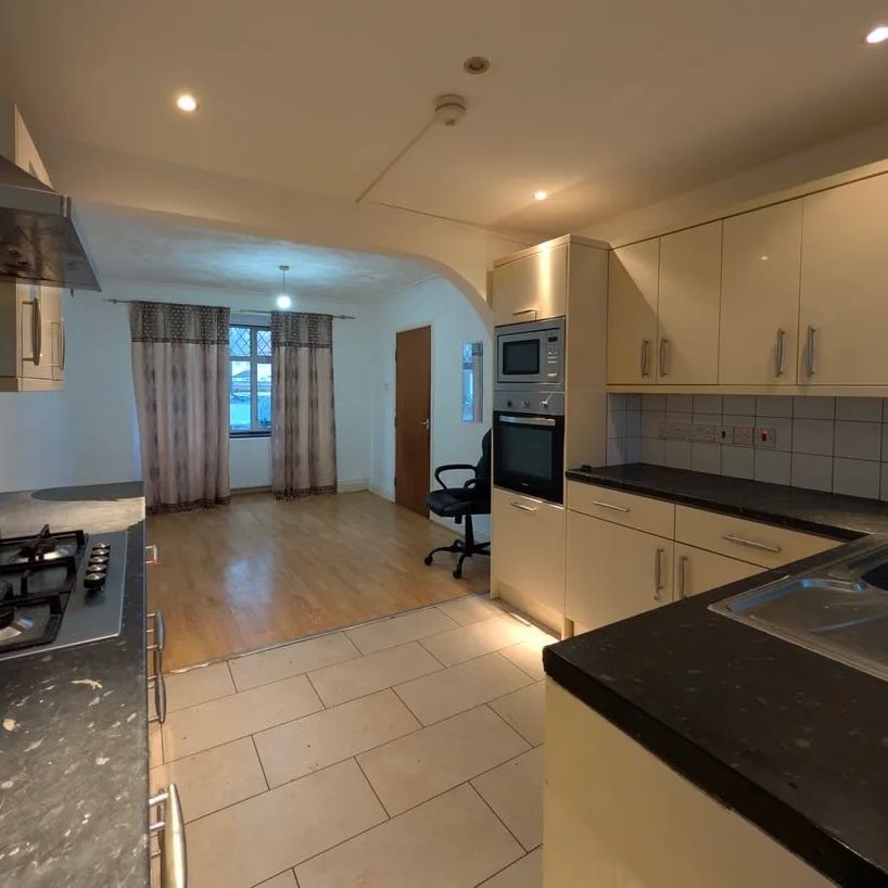 3 Bed Detached House, Normans Mead, NW10 - Photo 1