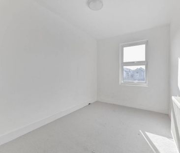 3 bedroom flat to rent - Photo 4
