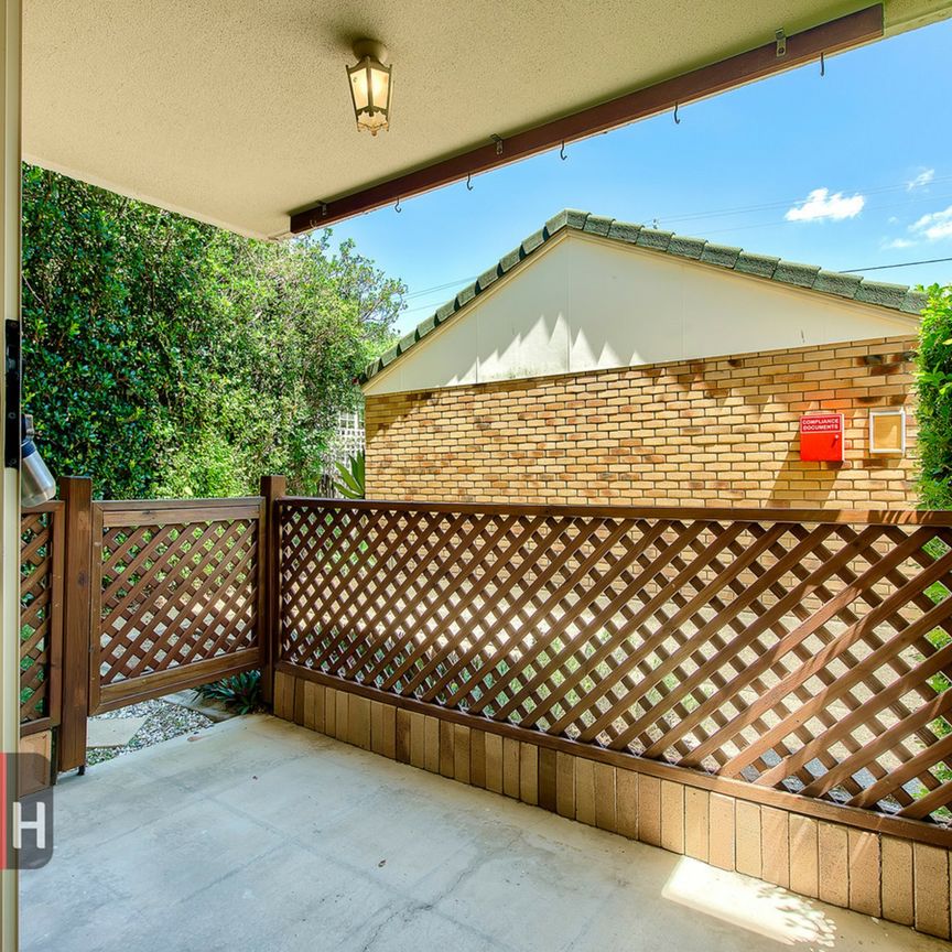 AIR CONDITIONED 2 BEDROOM UNIT - WALK TO TRAIN STATION ! - Photo 1