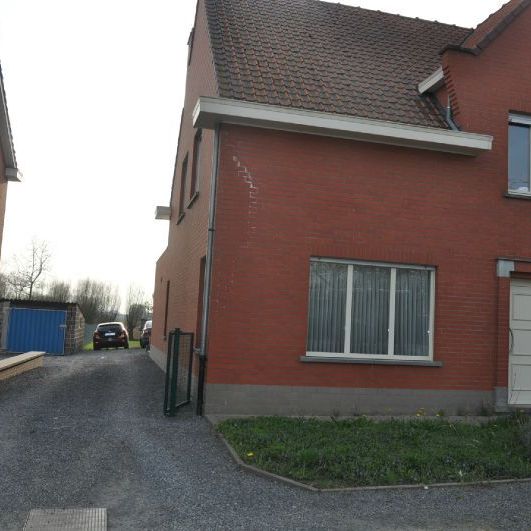 Rustig gelegen gerenoveerde woning met ruime tuin en garage. - Photo 1