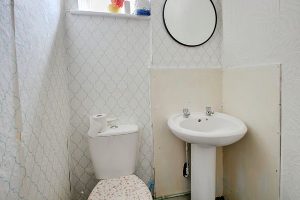 3 bed semi-detached house to rent in Elmhurst Road, Langley, SL3 - Photo 1