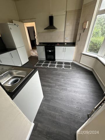 6 bedroom detached house to rent - Photo 2