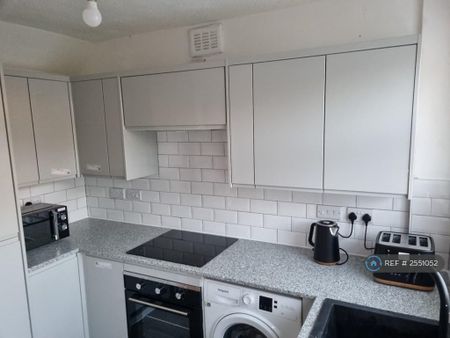 1 bedroom in a house share to rent - Photo 3