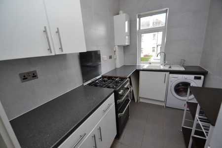 3 bed flat to rent in Colinslie Road, Glasgow, G53 - Photo 3