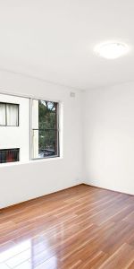 Charming One Bedroom Apartment in the Heart of Marrickville - Ideal for Professionals! - Photo 4