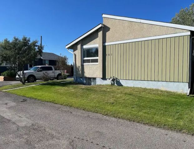 3-bedroom Main Floor Renovated House | 205 Olympia Crescent Southeast, Calgary - Photo 1