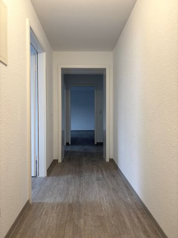 3-Zimmer Wohnung in frisch modernisiertem Gebäude mit nagelneuem Bad - Foto 5