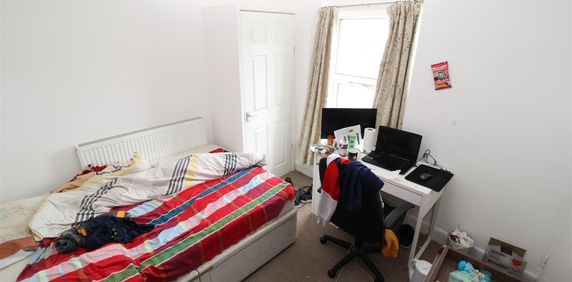 House - Terraced For Rent Laura Street, Pontypridd - Photo 2