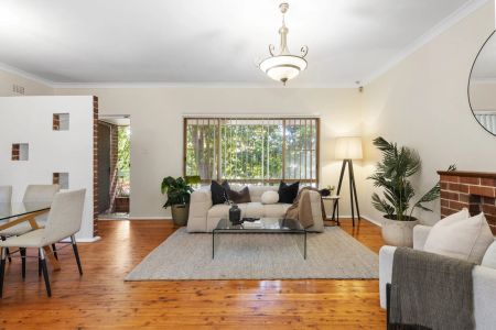 A Charming Freestanding Home in a Peaceful Cul-de-sac - Photo 3