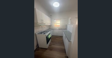 37 Hinkler Avenue, Warwick Farm, NSW 2170 - Photo 5