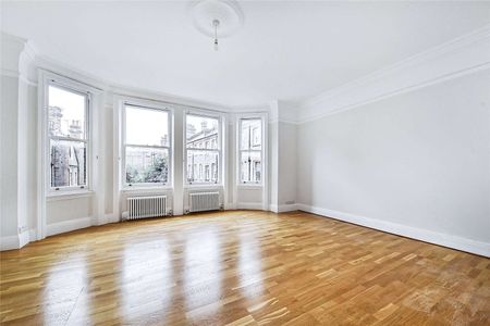 A stunning newly refurbished lateral two bedroom flat - Photo 4