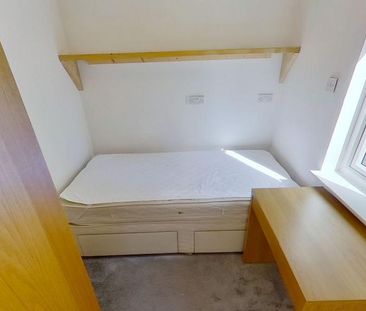 4 bedroom semi-detached house to rent - Photo 6