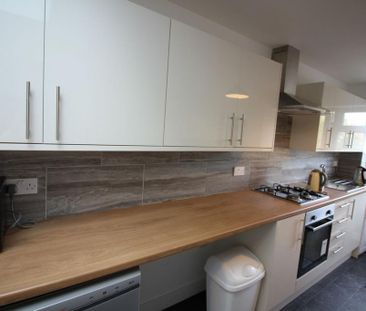 4 bedroom end of terrace house to rent - Photo 5