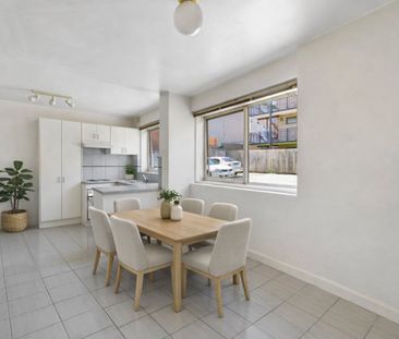 Light-Filled Living in the Heart of St Kilda - Photo 2