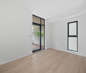 Oversized one-bedder with study or home office - Photo 6