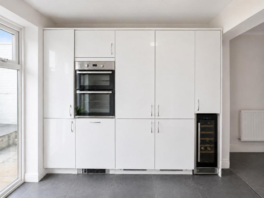 4 bedroom end of terrace house to rent - Photo 1
