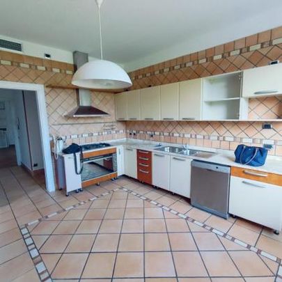 Parioli-Panama: 170sqm. Beautifully restored 3 bedroom, 3 bath, spacious living, balconies, restored kitchen, baths. Doorman, parking, views of Park. Ref 302 - Photo 1