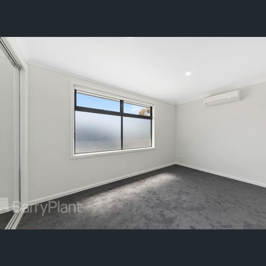 Stunning Townhouse - Photo 1