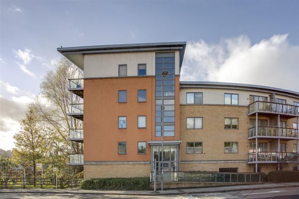 Ryemead Boulevard, High Wycombe - Photo 1