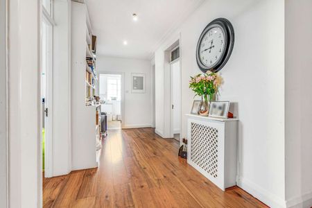 A fabulous three bedroom apartment with wonderful views over the picturesque Petersham Meadows and allocated underground parking - Photo 5